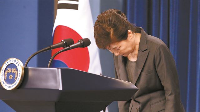 박근혜 대통령이 4일 오전 청와대에서 대국민 담화를 발표한뒤 고개를 숙여 인사를 하고 있다. 고영권기자